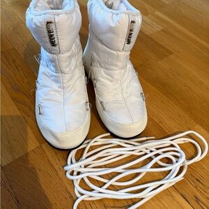 White short Moonboots in 36
